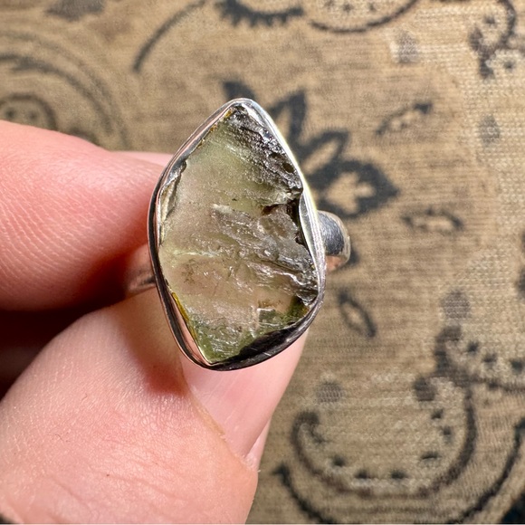 Moldavite and sterling silver ring - Picture 5 of 16